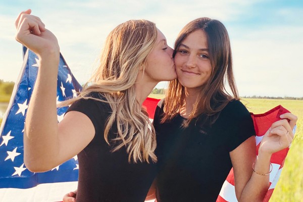 000_Programa_F1_EEUU_1-3_programa_colegio-privado_familia_USA_bachillerato_F1_estudiantes-amigas_bandera-americana_400px