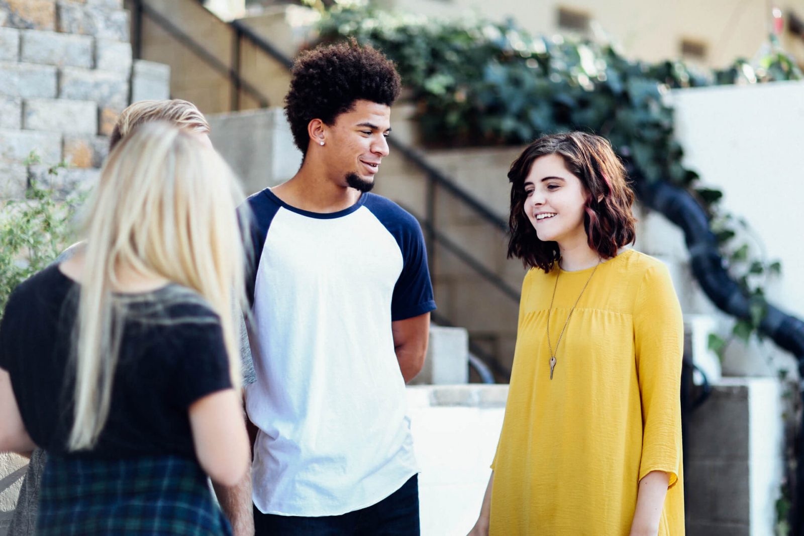 1-3_programa_colegio-privado_familia_USA_bachillerato_F1_chicos-al-salir-de-clase_UP_alexis-brown-Xv7k95vOFA_1920px_tiny