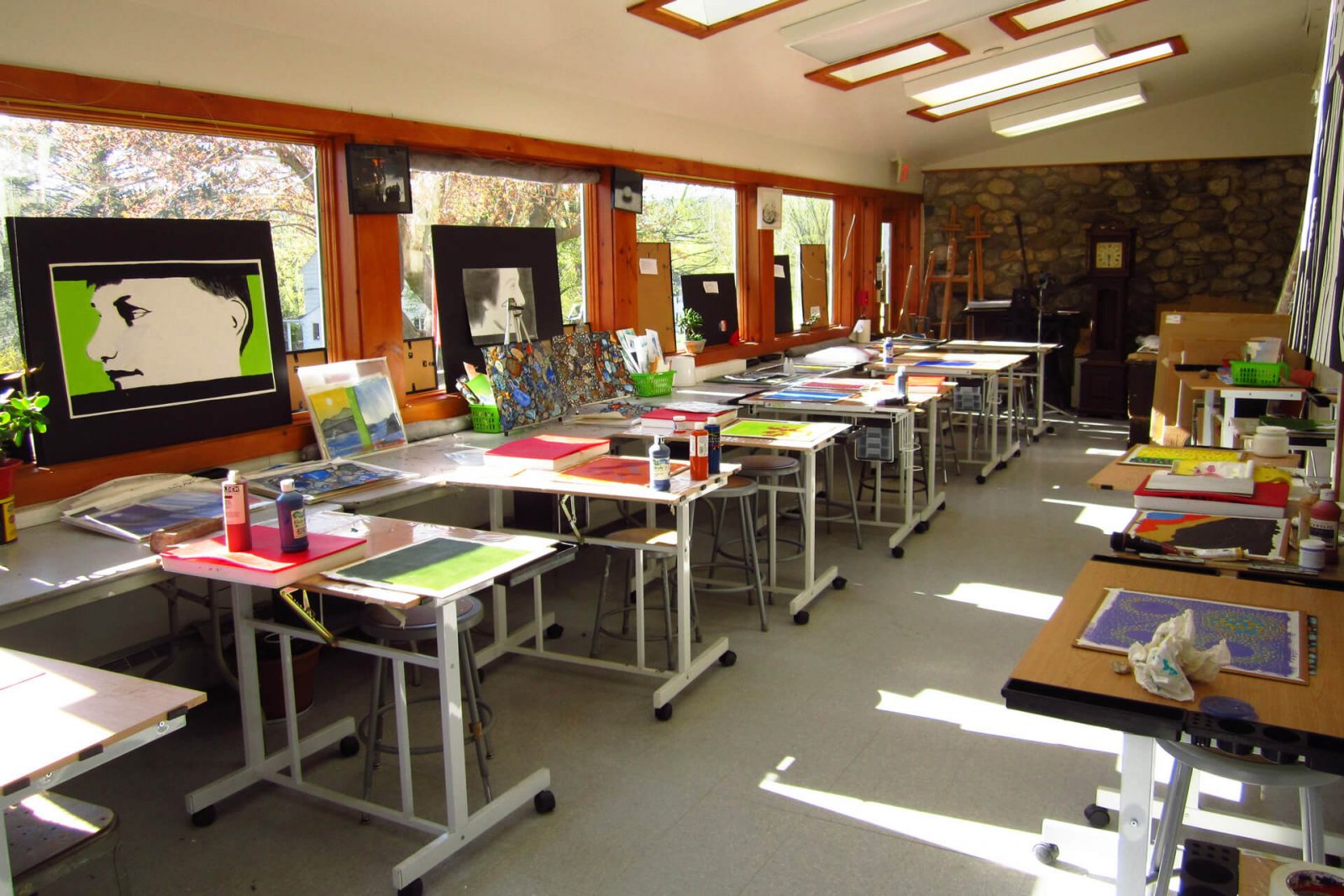 1-3_programa_colegio-privado_familia_USA_bachillerato_F1_clases-arte-taller_Connecticut_South-Kent-ME_1920px_tiny