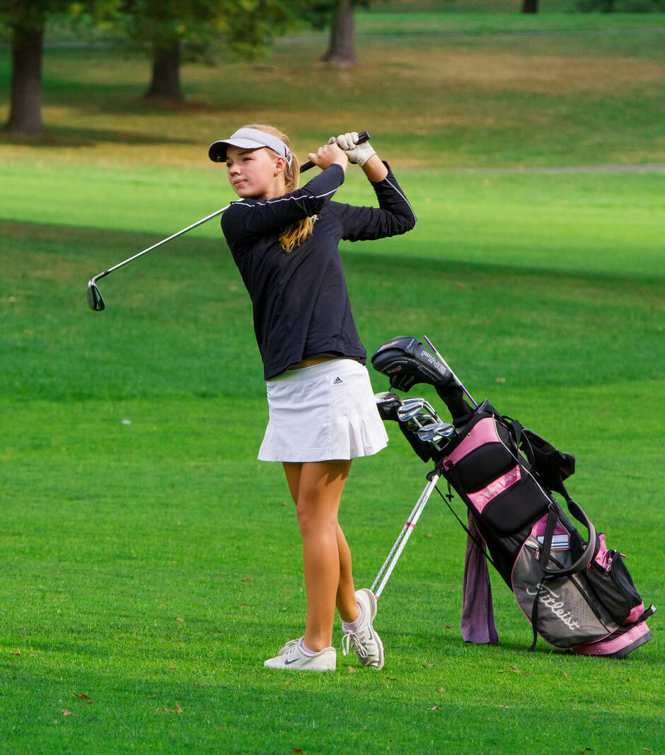 1-3_programa_colegio-privado_familia_USA_bachillerato_F1_golf_RobInt_940x1067px_NR_tiny