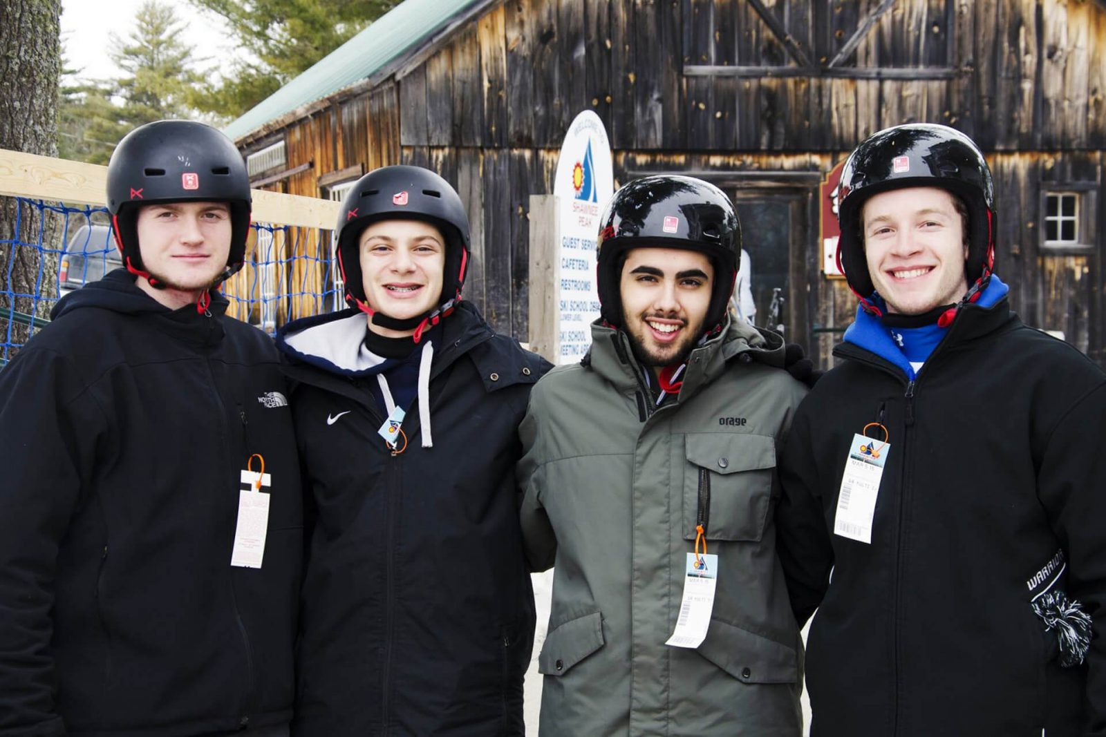 1-3_programa_colegio-privado_familia_USA_bachillerato_F1_grupo-de-ski_RobInt_068_1920px_tiny