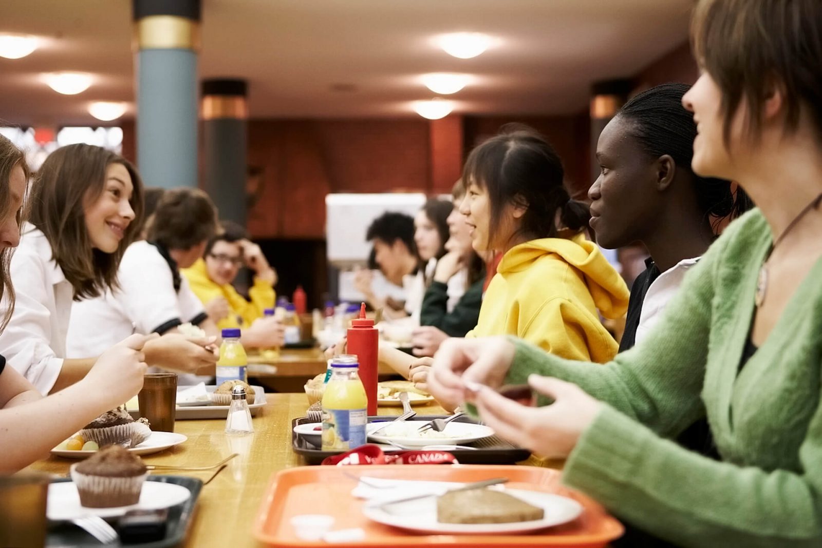 2-1_programa_internado_canada_St-Johns-Ravenscourt_Dinner-Time_tiny