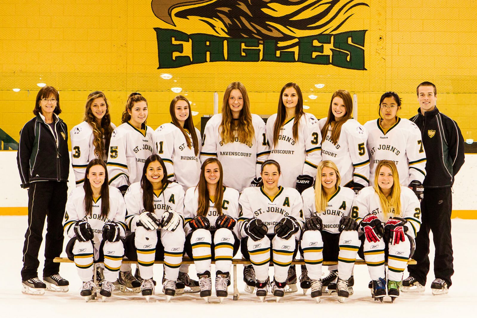 2-1_programa_internado_canada_equipo-femenino-St-Johns-Ravenscourt--Varsity-Girls-Hockey_1872px_tiny