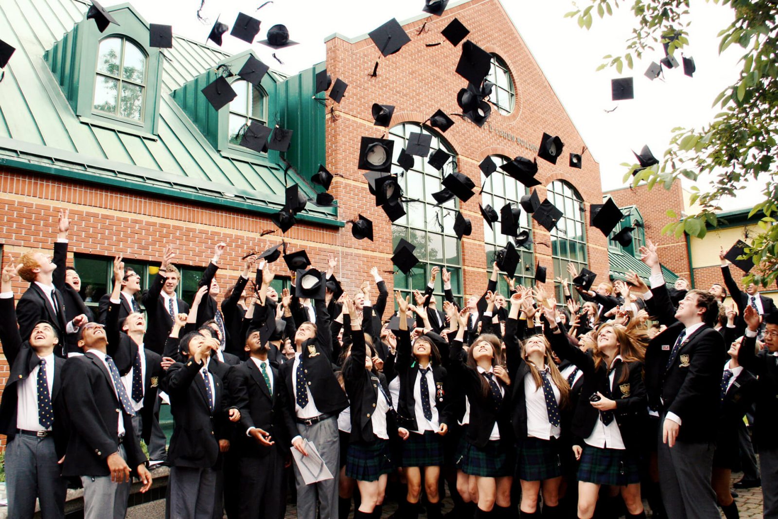 2-1_programa_internado_canada_graduacion_St-Johns-Ravenscourt-Graduation-photo-An-SJR-Tradition_1920px_tiny