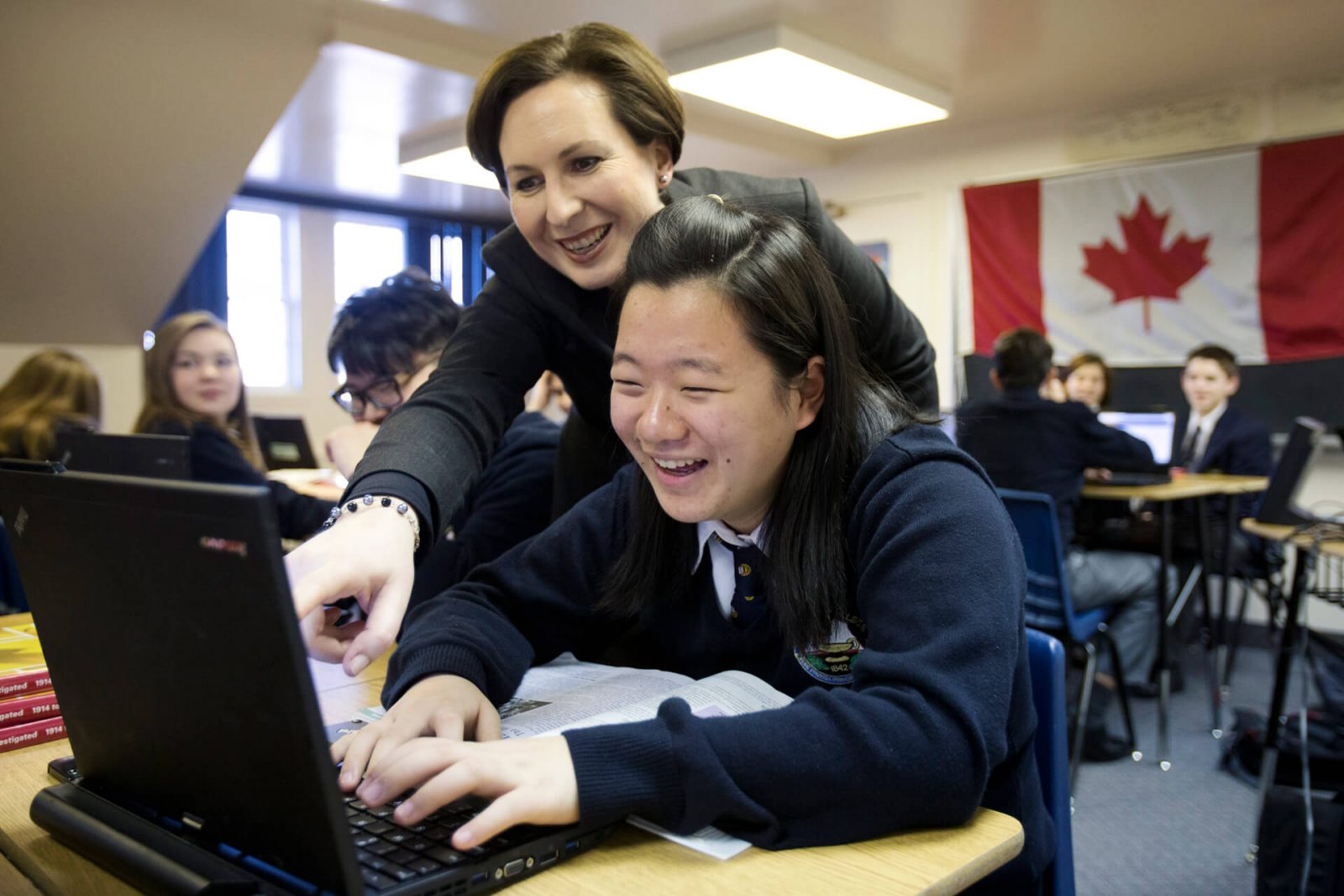 2-1_programa_internado_canada_profesor-y-estudiante-informatica_pickering_PCClassroom3_1920px_tiny