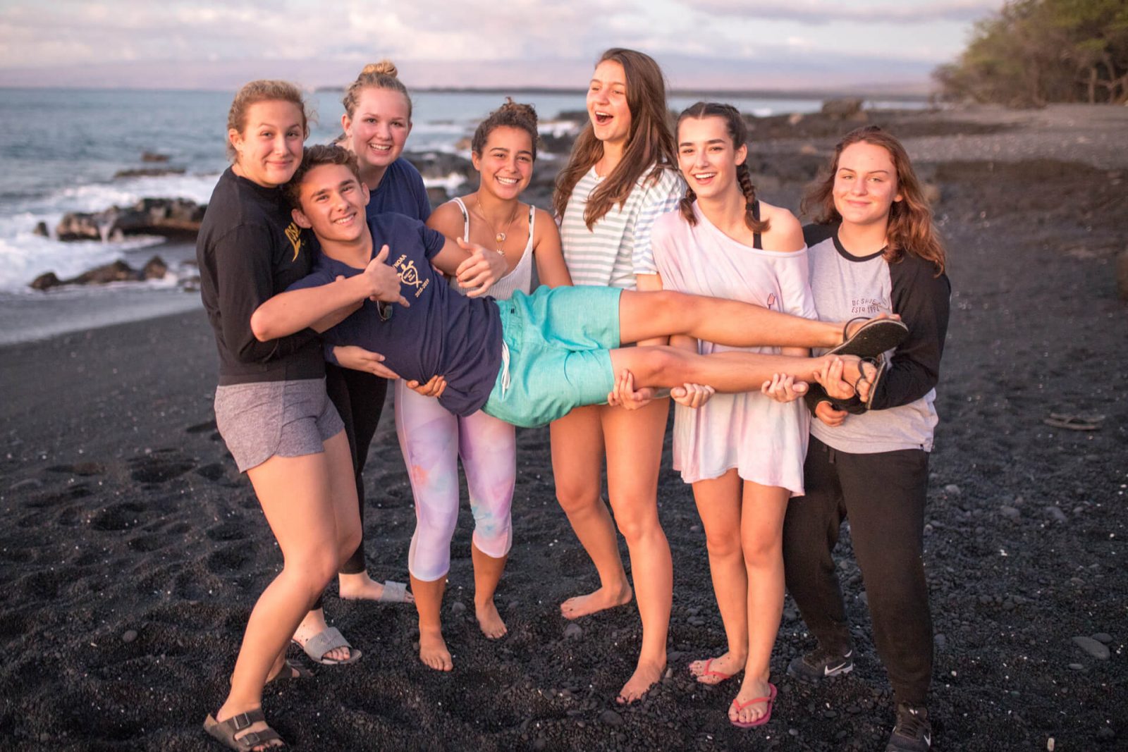 2-2_programa_internado_EEUU_extracurriculares_amigos-playa_hawaii-prep_1920px_tiny