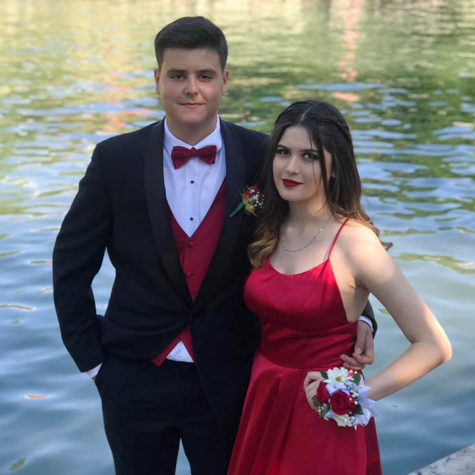 1-2_programa_colegio-publico_familia_J1_USA_estudiante-11_prom-night_young-couple_960px_tiny