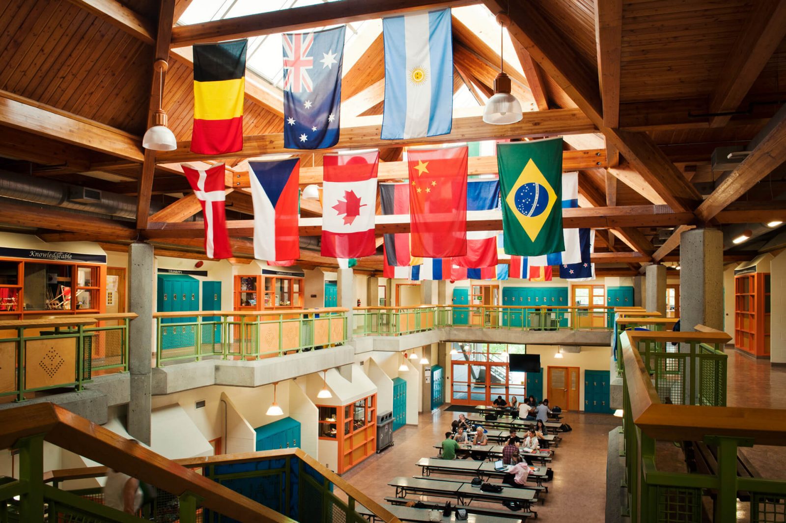 1-1_programa_colegio-publico_familia_canada_Rockridge-Secondary-interior-with-flags_1920px_tiny
