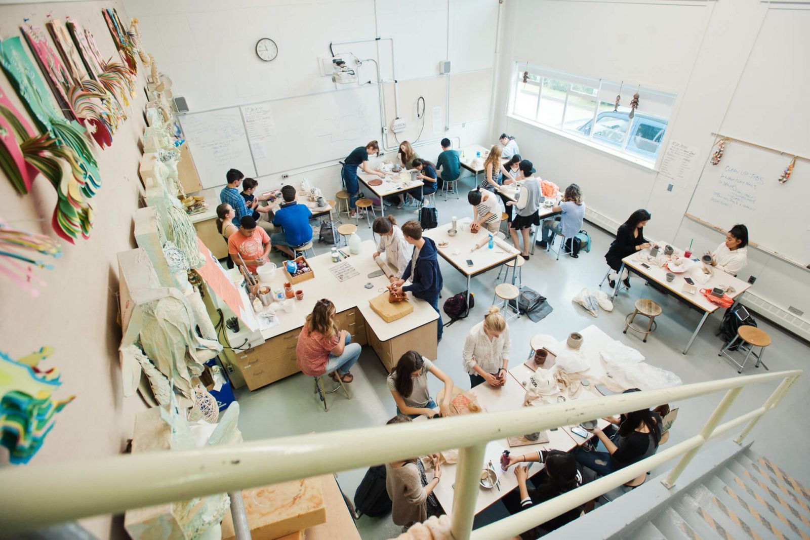 1-1_programa_colegio-publico_familia_canada_Sentinel-Secondary-art-space_1920px_tiny