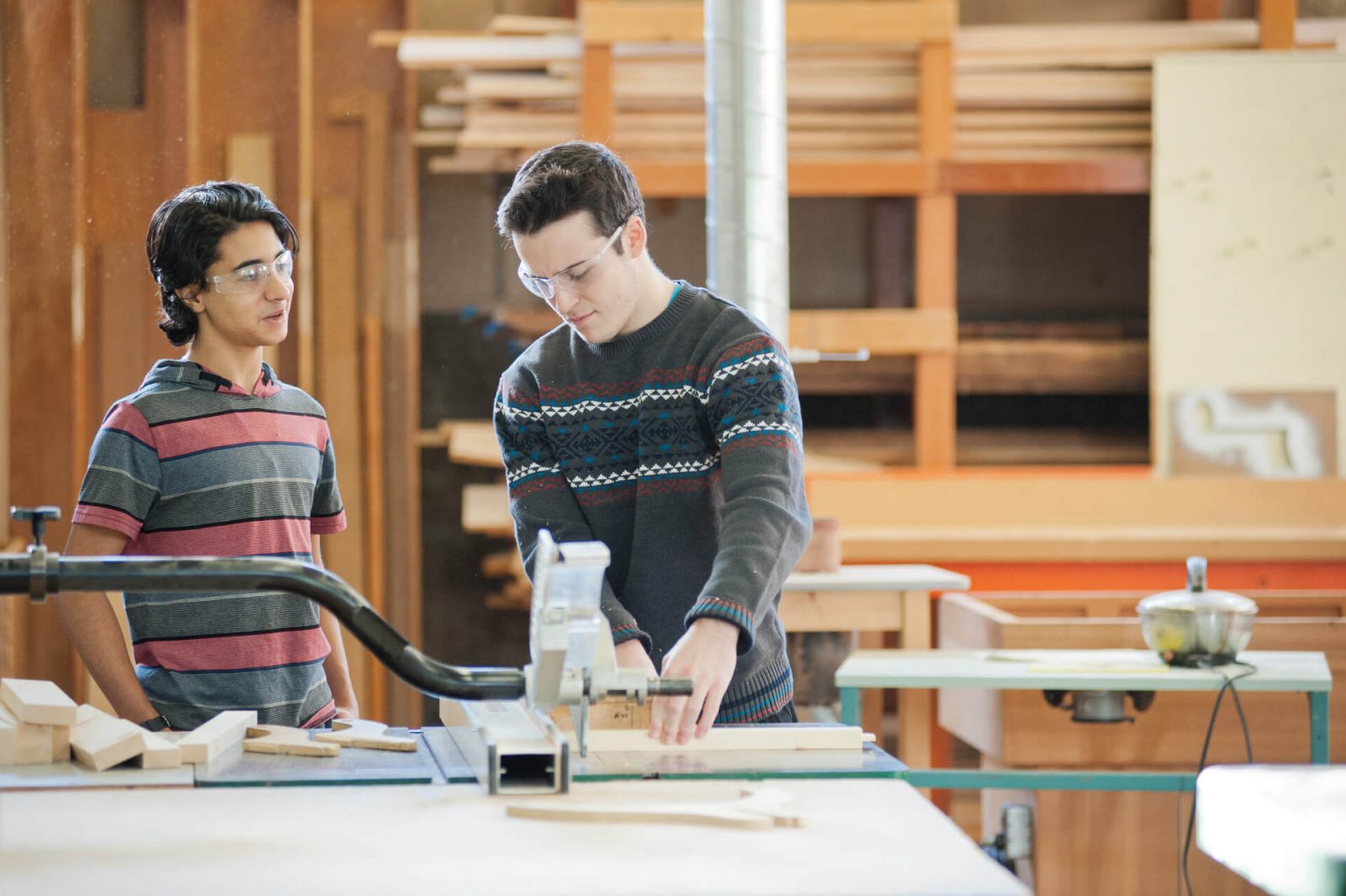 1-1_programa_colegio-publico_familia_canada_Sentinel-Secondary-woods-class-3_1920px_tiny