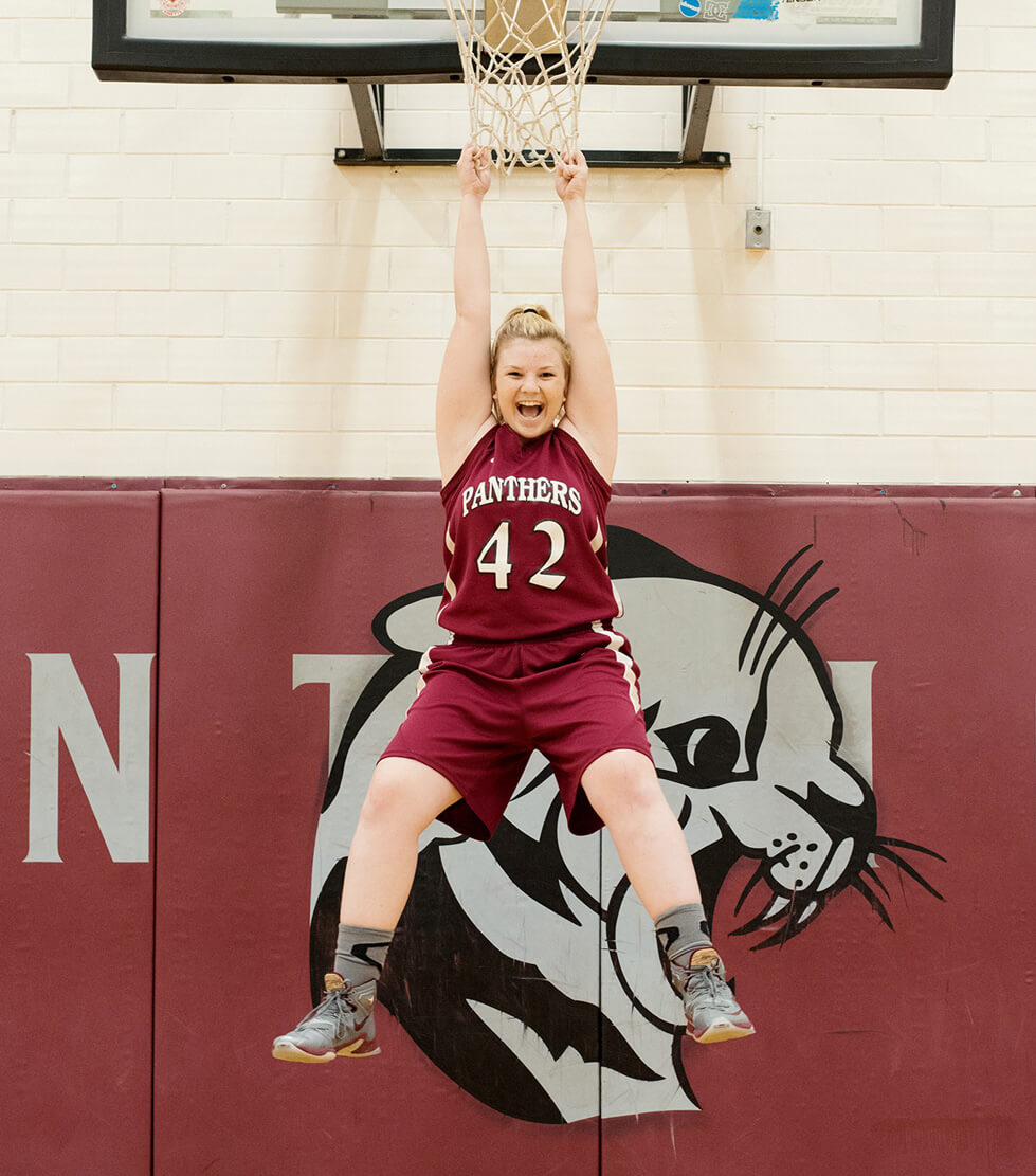 1-1_programa_colegio-publico_familia_canada_hastings_girl-hanging-from-basketl-ball-basket_979x1111px_NR_tiny