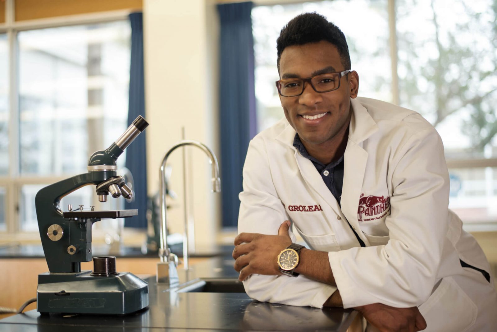 1-1_programa_colegio-publico_familia_canada_hastings_teacher-science_DSC_1107_tiny