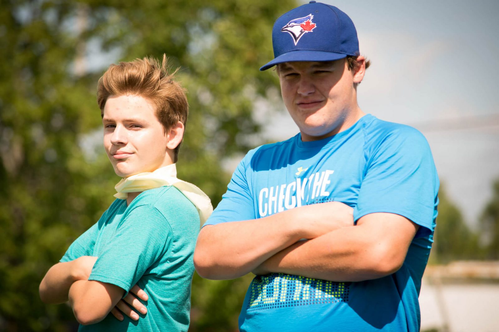 1-1_programa_colegio-publico_familia_canada_hastings_two-boys-acting-tough_1920px_tiny