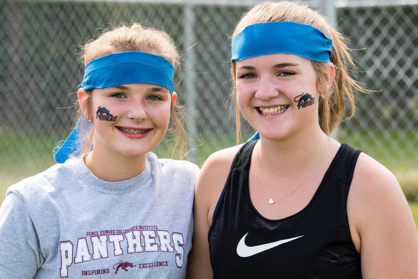 1-1_programa_colegio-publico_familia_canada_hastings_two-girls-panthers-team-smiling_1920px_tiny