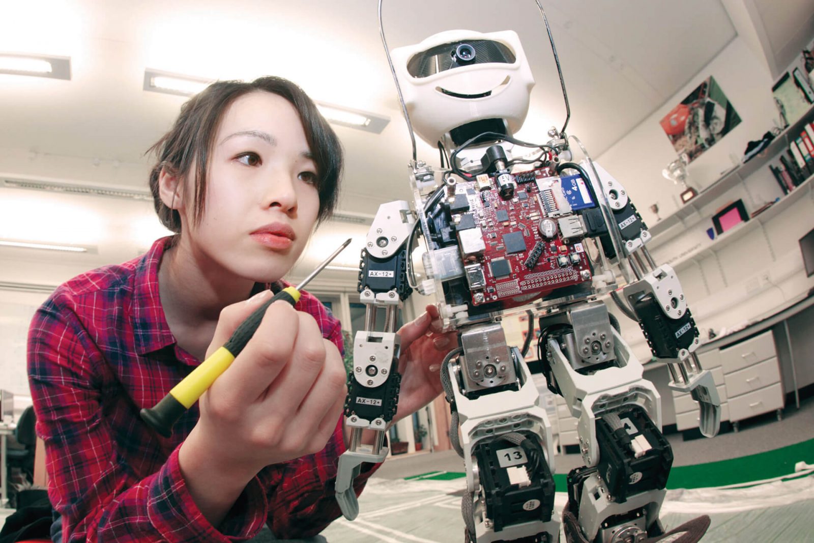 2-2_programa_internado_EEUU_clases_robotica_innovacion_Ross-Innovation-Lab_1920px_tiny