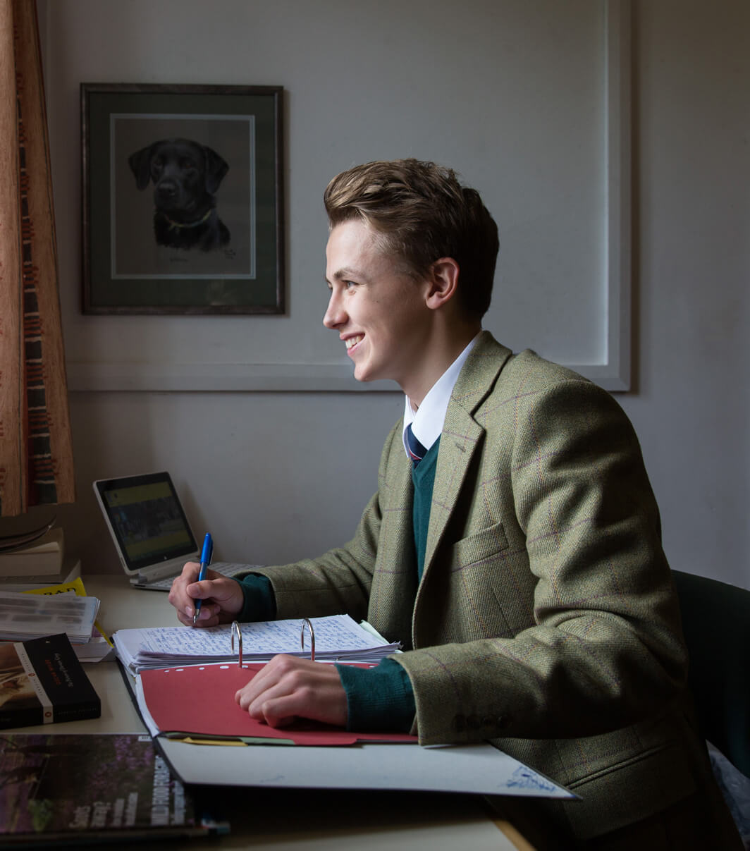 2-3_programa_internado_reino-unido_ambiente-de-estudio_Glenalmond_Pupil-in-his-study_1064px_NR_tiny