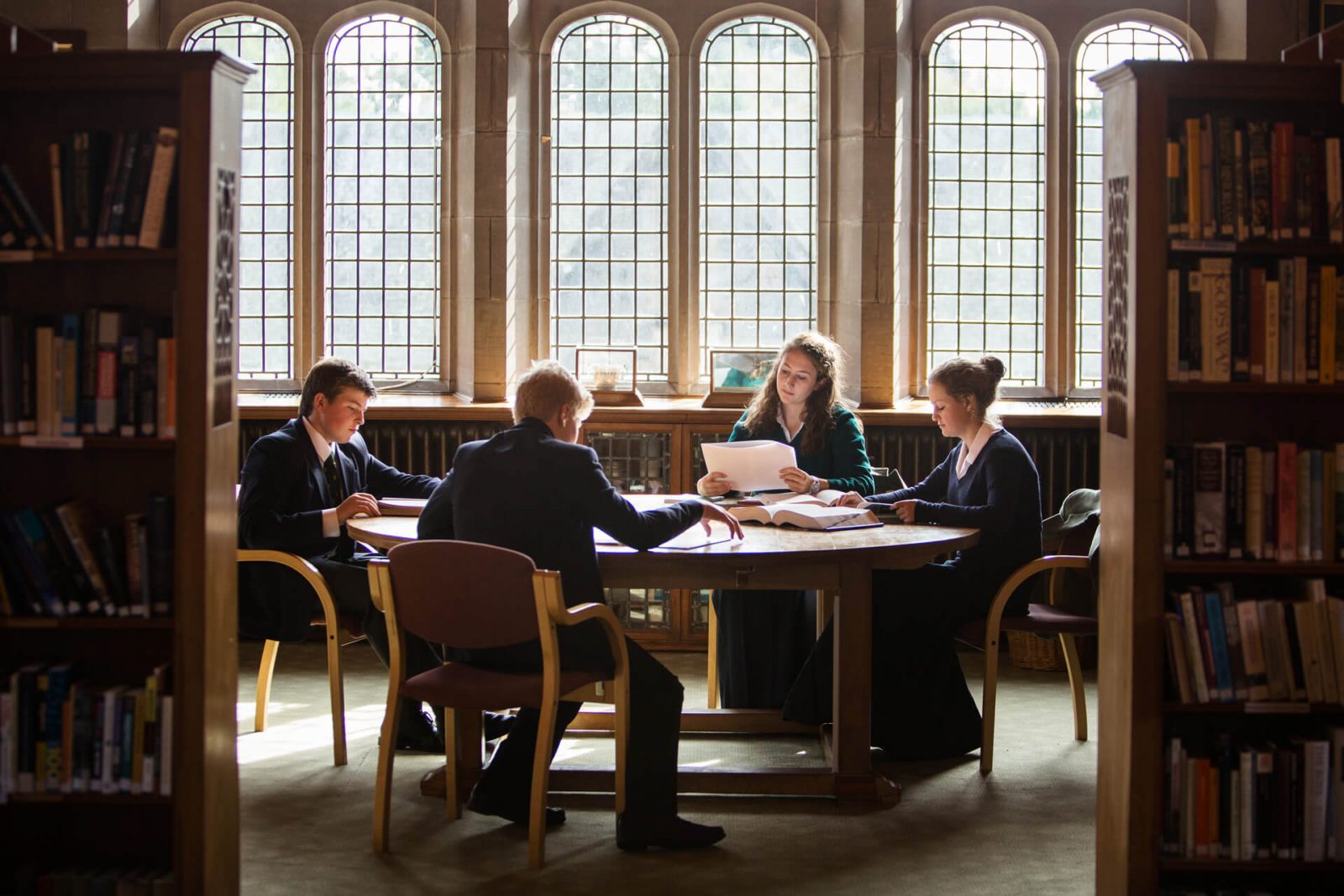 2-3_programa_internado_reino-unido_ambiente-de-estudio_biblioteca_Glenalmond_Private-study-in-library_1920px_tiny