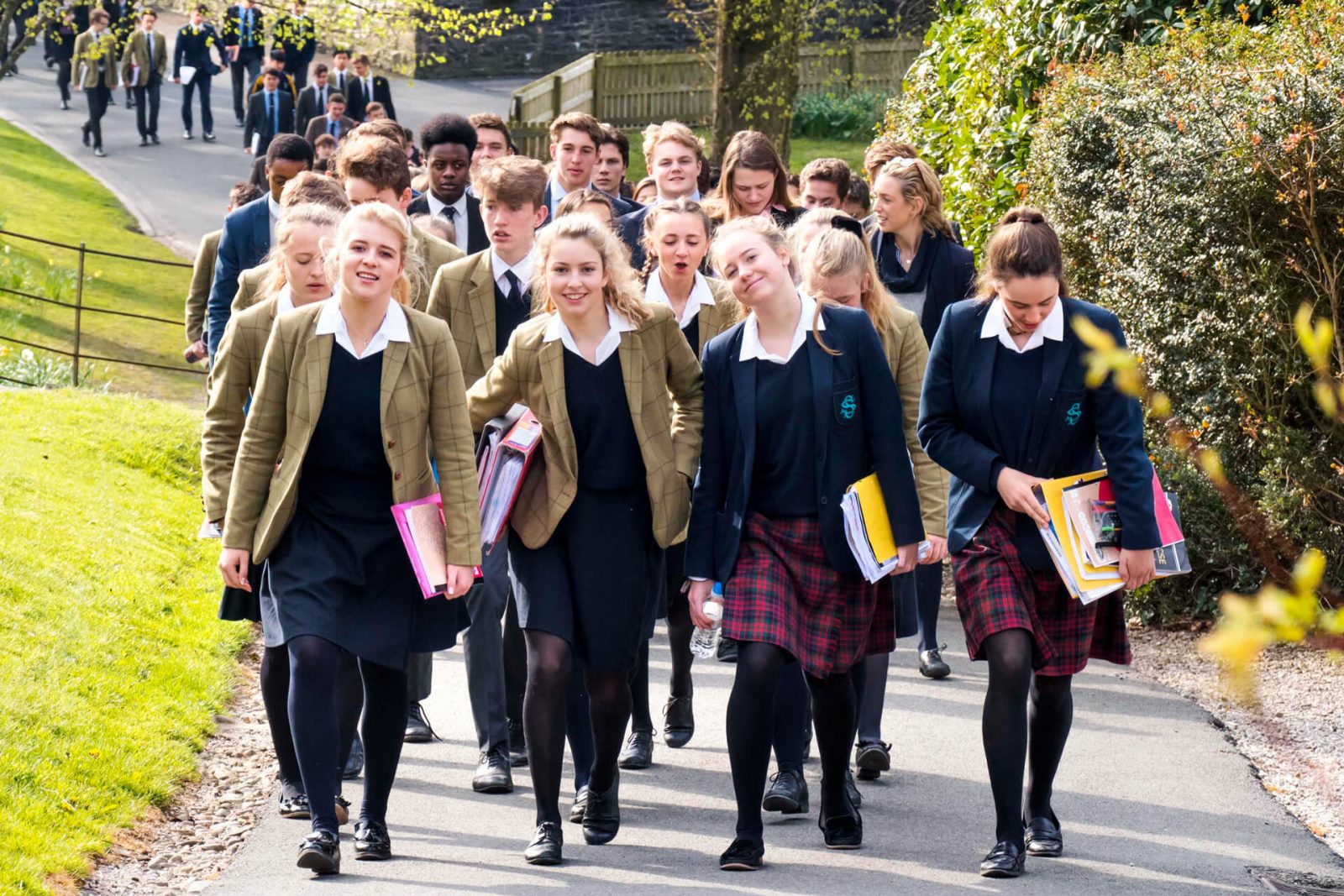 2-3_programa_internado_reino-unido_estilo-de-vida_amistades_paseo-a-clase_Sedbergh-morning-commute-girls_1920px_tiny