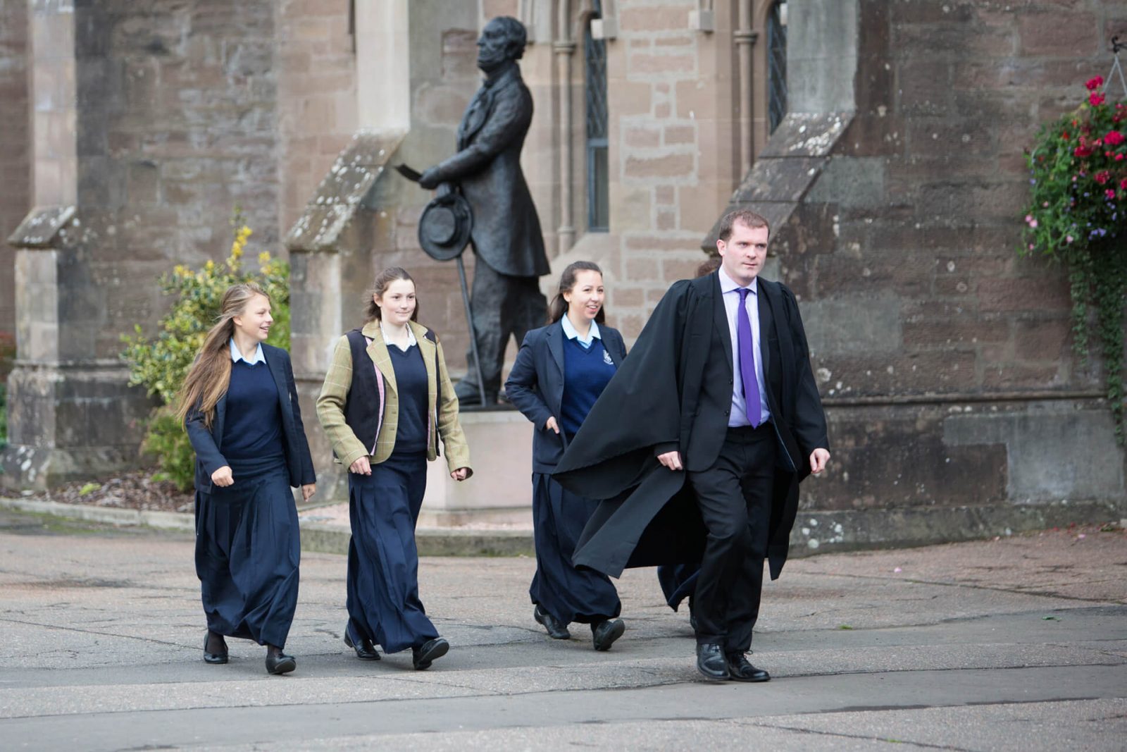 2-3_programa_internado_reino-unido_estilo-de-vida_amistades_profesor_Glenalmond_Pupils-going-to-Chapel_1920px_tiny