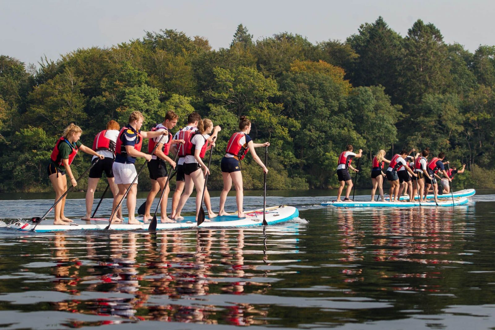 2-3_programa_internado_reino-unido_extracurriculares_outdoors_Sedbergh_Prefect-training-day_paddle-boarding_1920px_tiny