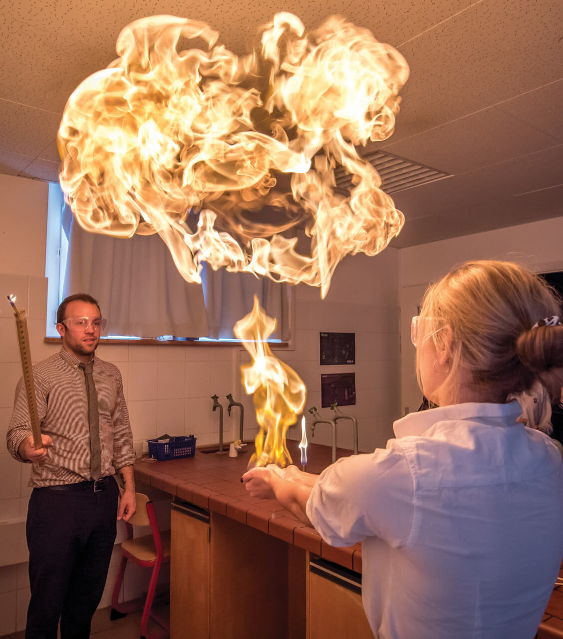 2-4_programa_internado_suiza_clases_bachillerato_ciencias_leysin-science-fire_1128x1280px_NR_tiny