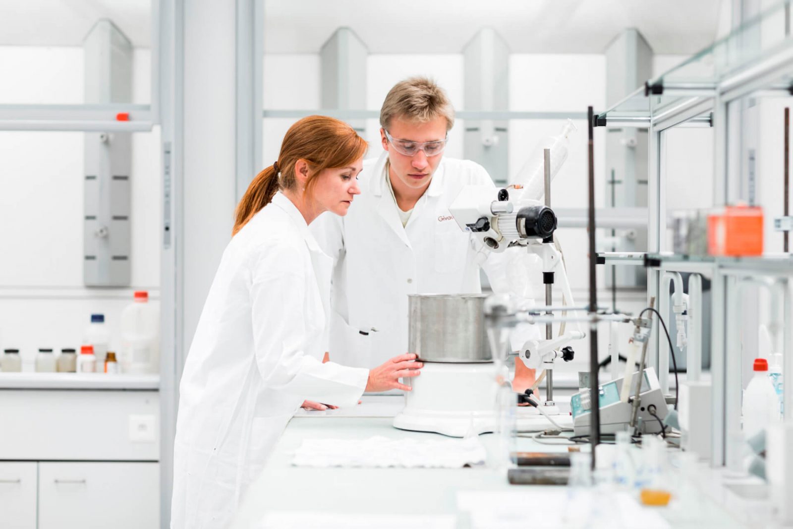 2-4_programa_internado_suiza_clases_bachillerato_laboratorio-ciencias_lyceum-alpinum-zuoz-Science_1920px_tiny