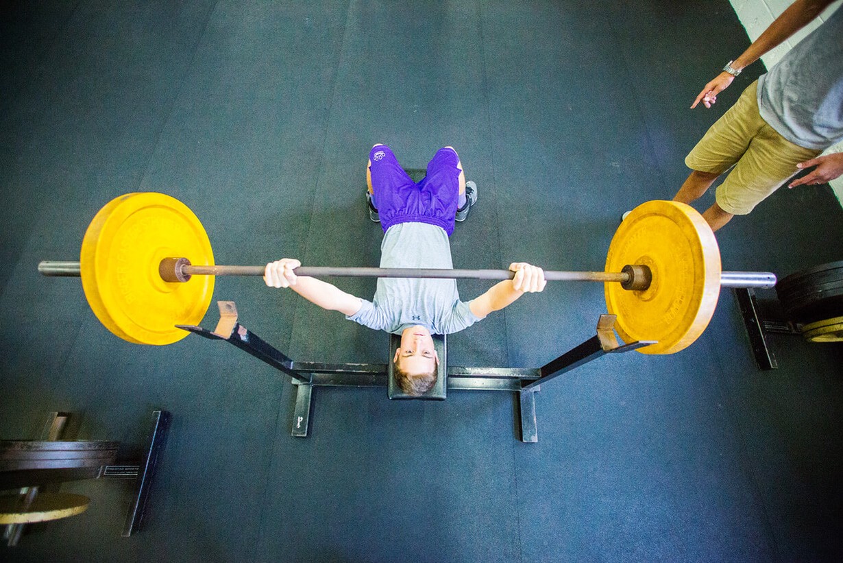 1-2_programa_colegio-publico_familia_J1_USA_bachillerato_chico-haciendo-pesas_1230px_tiny