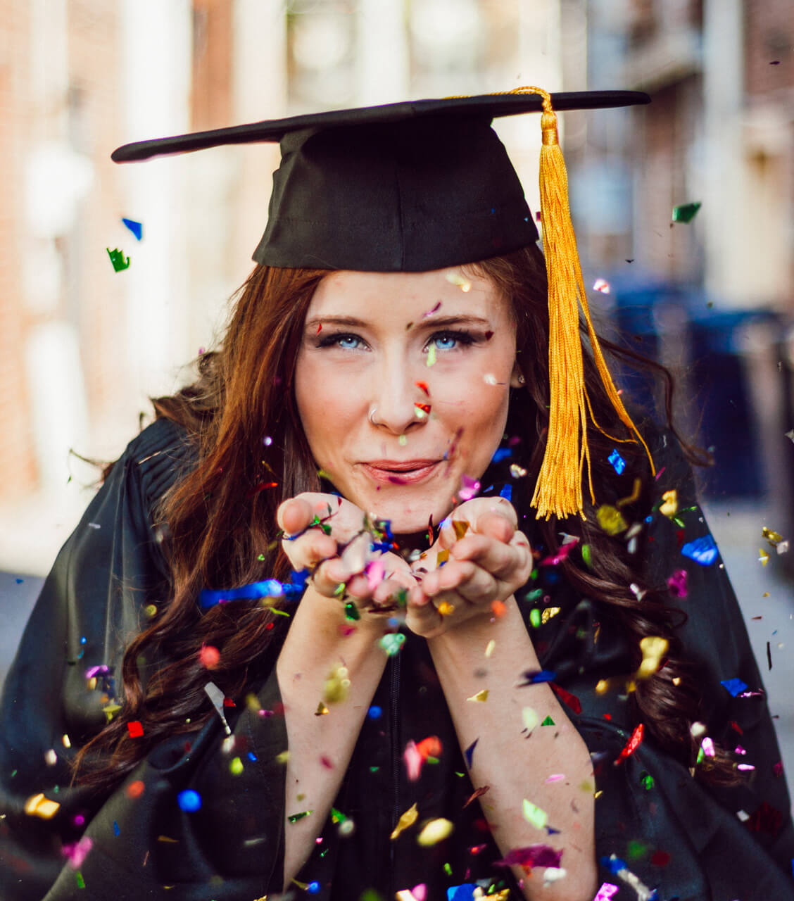 1-2_programa_colegio-publico_familia_J1_USA_bachillerato_graduada-soplando-congfetti_UP_logan-isbell-F5b7_OD4IMA_1128x1280px_NR_tiny