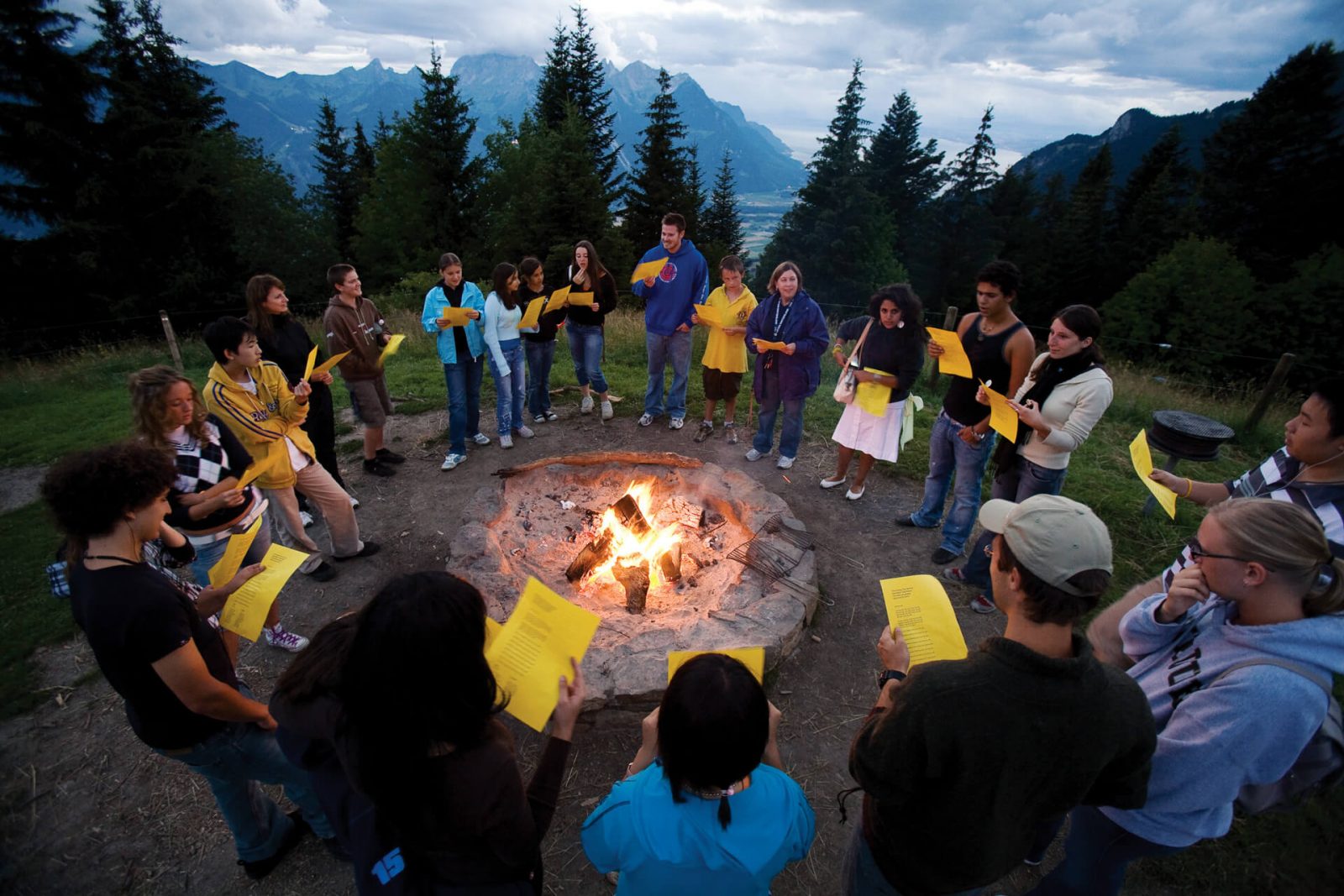 4_programa_verano_suiza_leysin-Campfire_1920px
