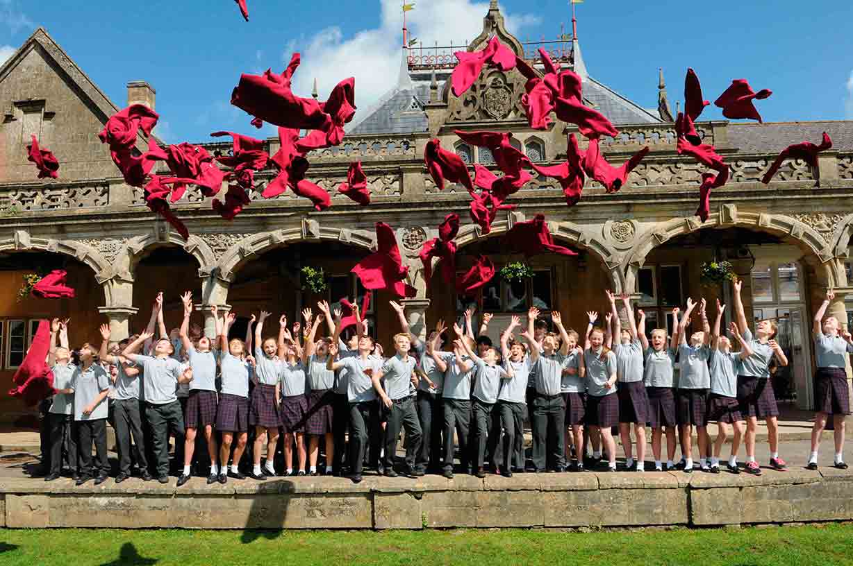 alumnos de internado UK lanzando sus chaquetas al aire