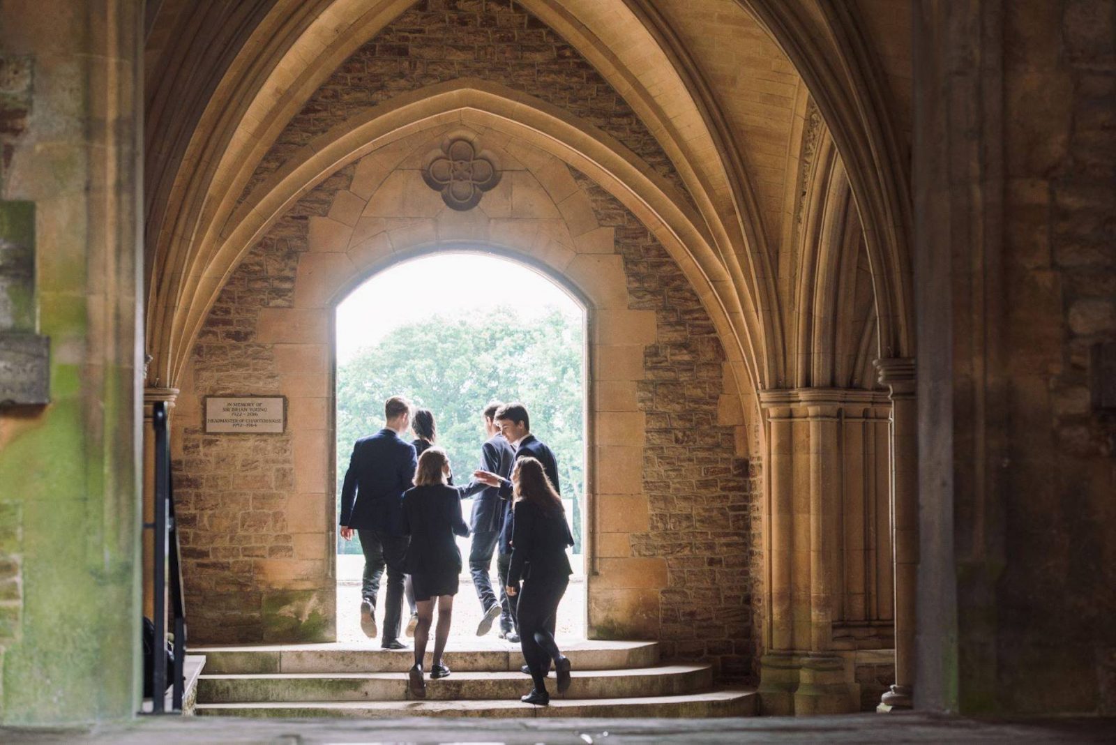 estudiante bajo un arco