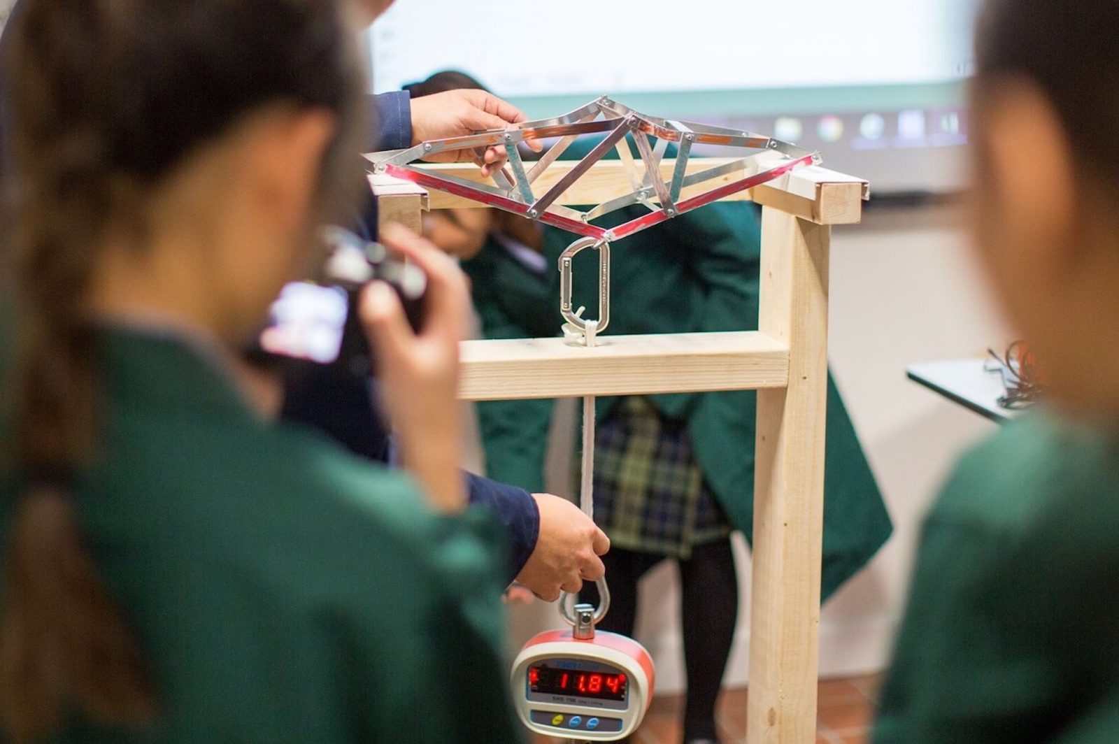 estudiantes en clase de física