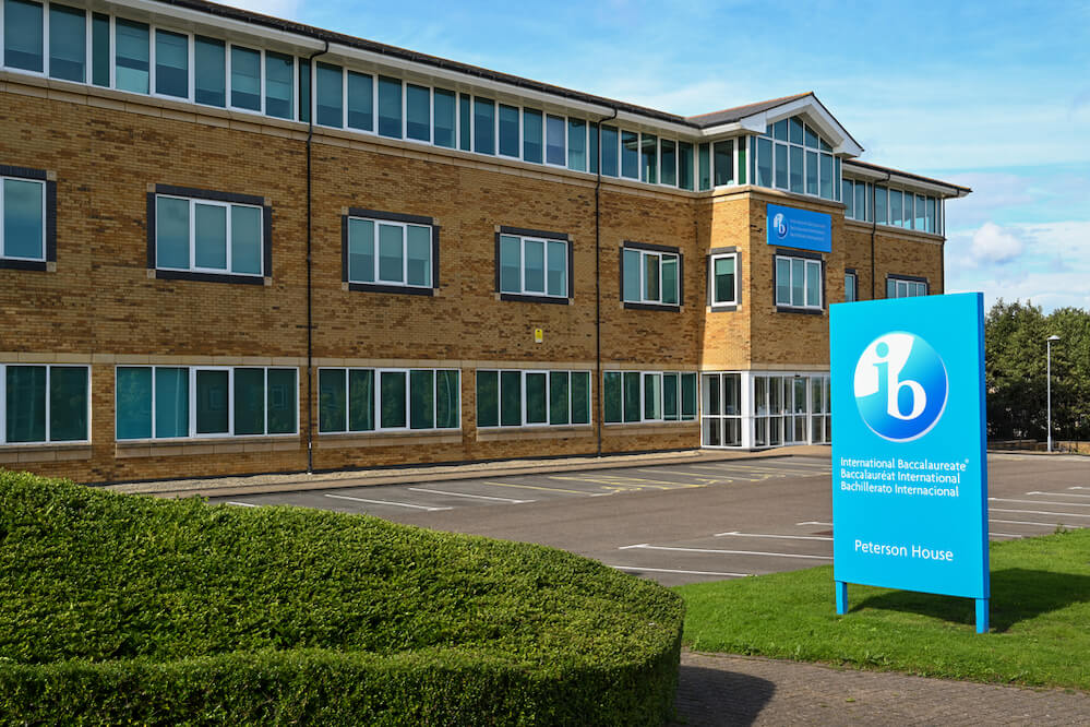 colegio con cartel de bachillerato internacional