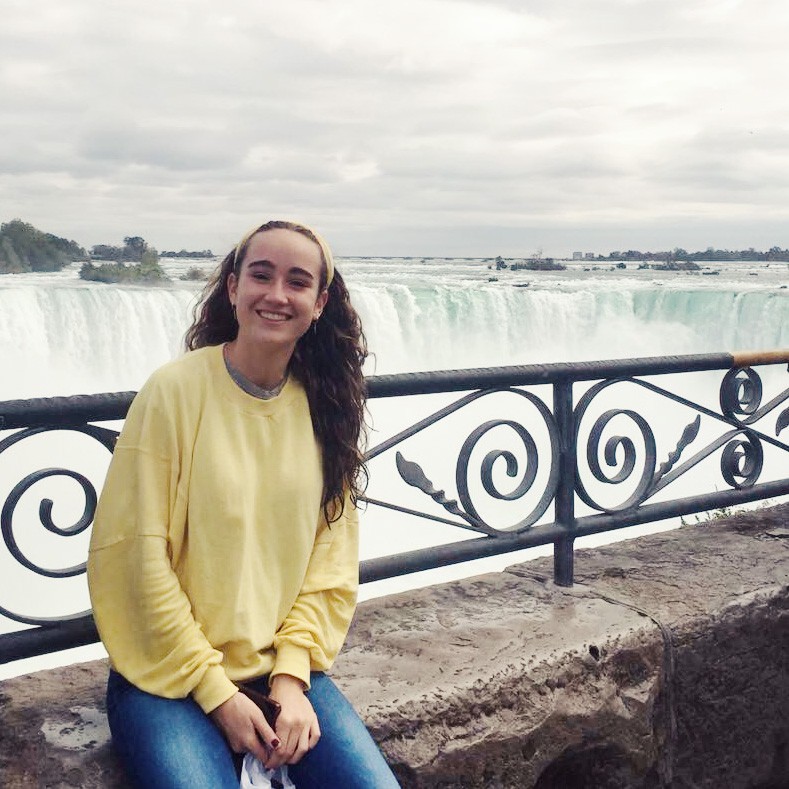 Retrato de joven estudiante en las cataratas del Niágara