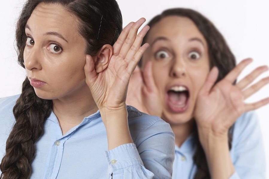 dos caras que escuchan y hablan