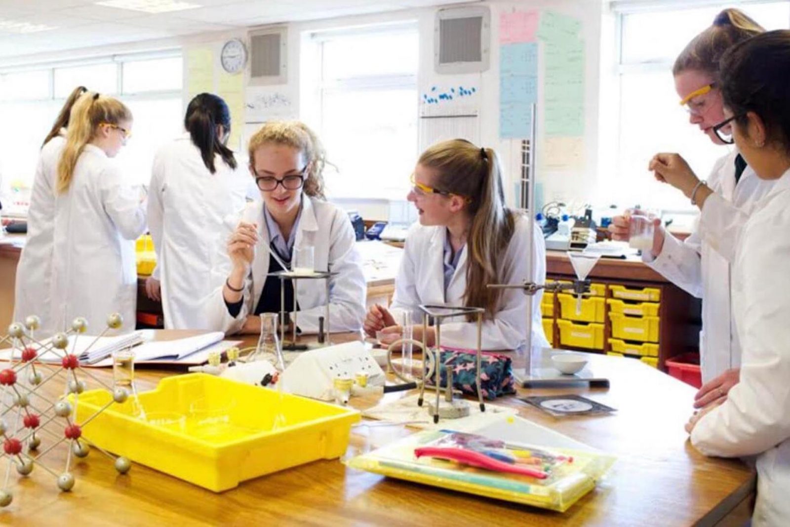 chicas en laboratorio
