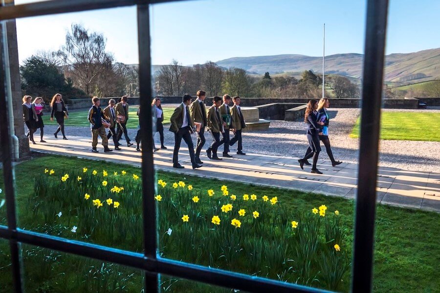 alumnos vistos a través de una ventana