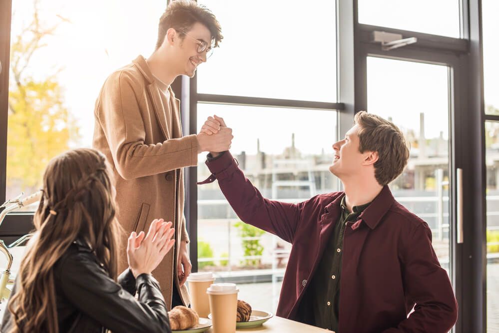 chicos que se dan la mano