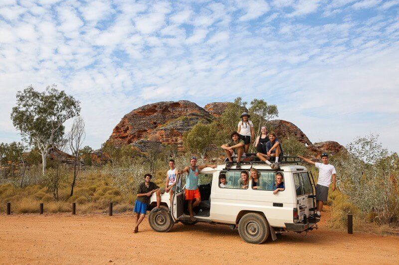 voluntarios delante de un jeep en África