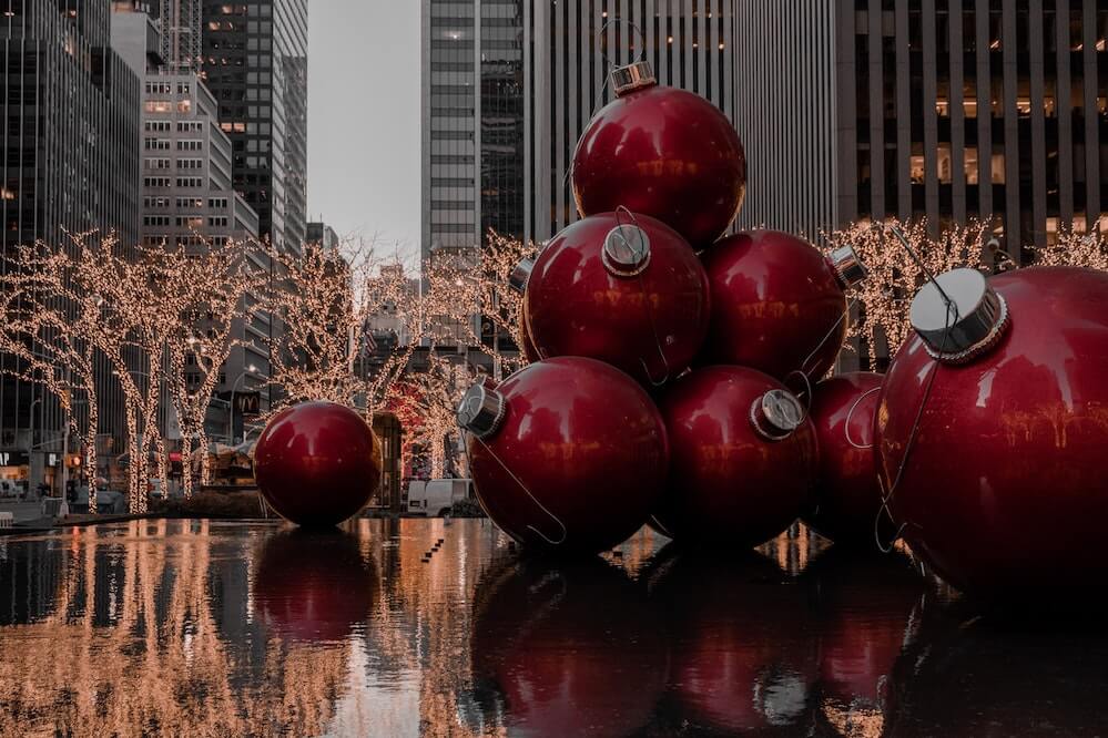 decoración con bolas de Navidad gigantes