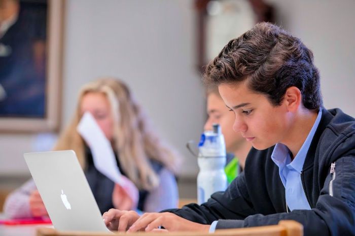 estudiante en una clase delante del ordenador