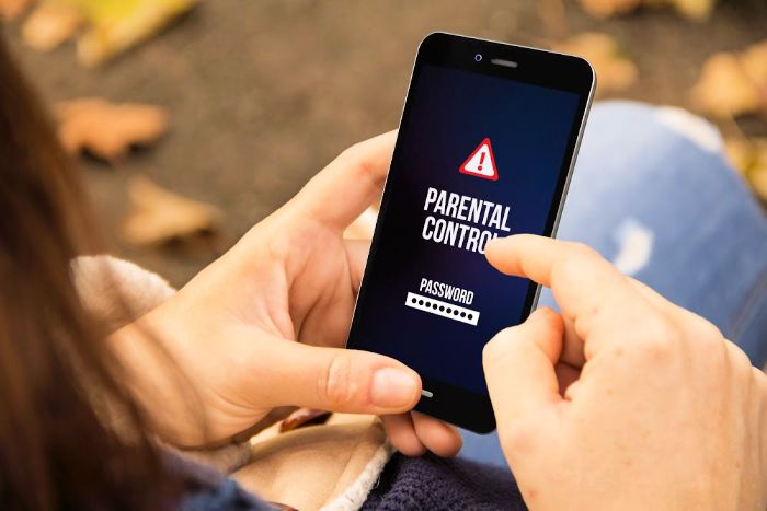 pantalla de movil con mensaje de control parental