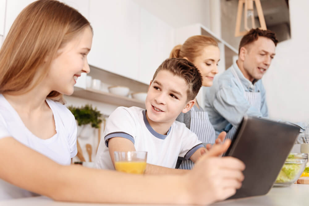 chica y chico hablando