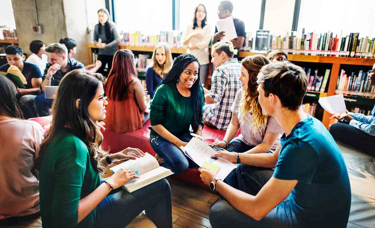 grupo de estudiantes en una biblioteca