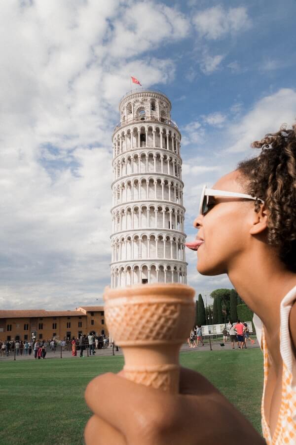 torre de pisa emulando helado