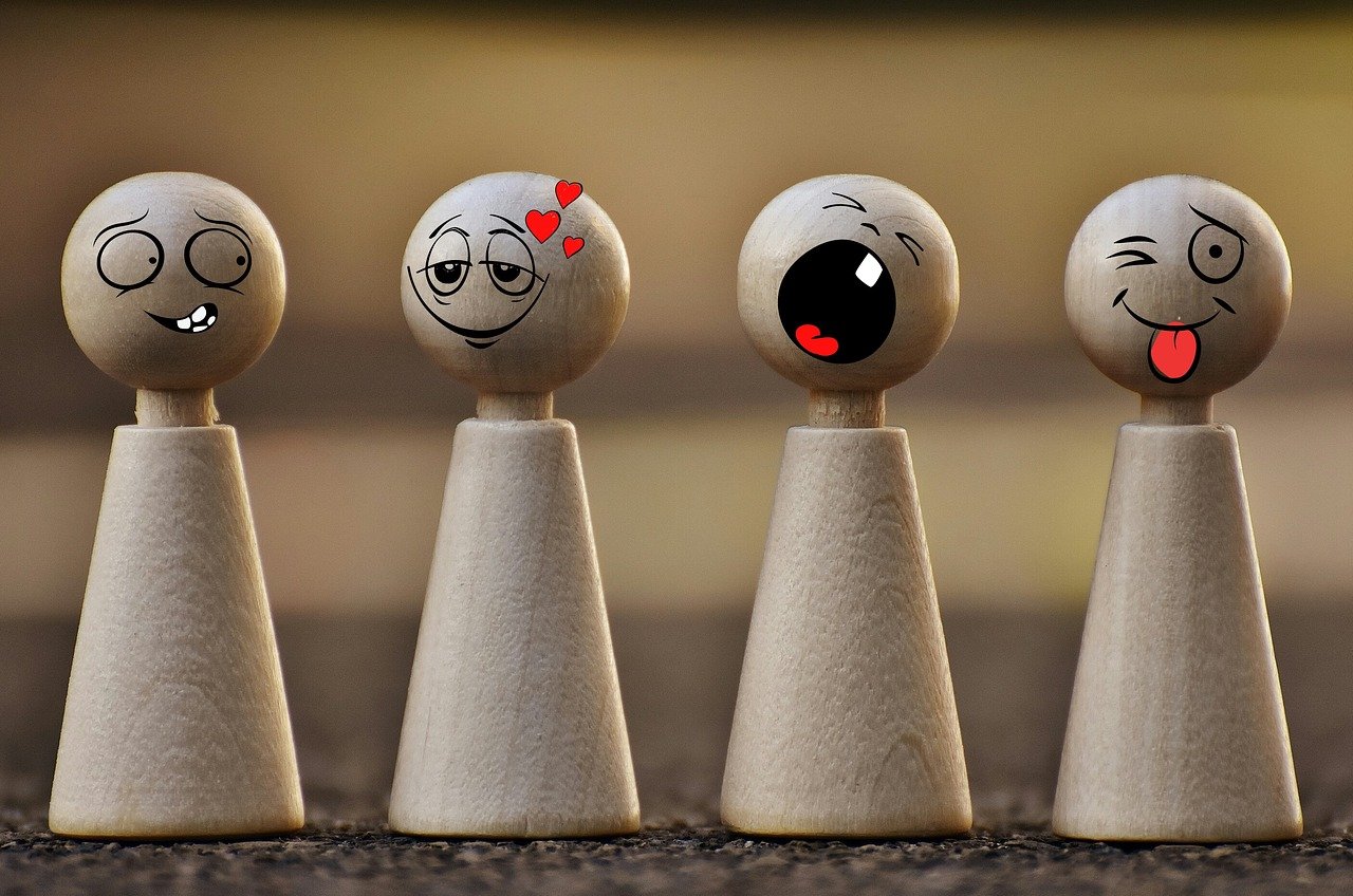 figuras de madera con distintos sentimientos