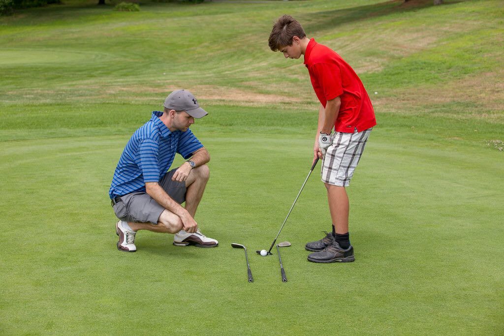 niño practicando golf