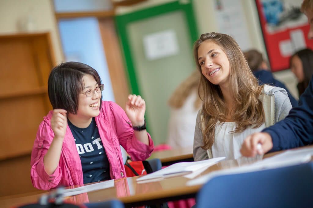 chicas alegres en clase