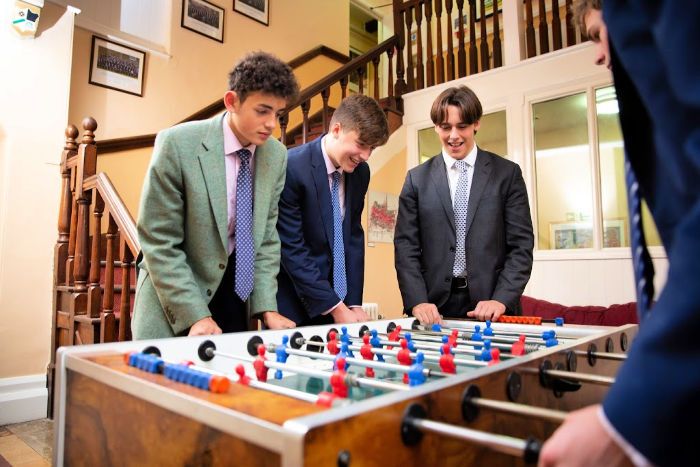 chicos jugando al futbolín