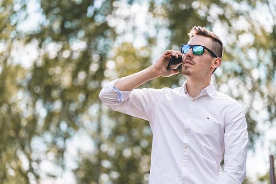 chico joven con gafas hablando por teléfono